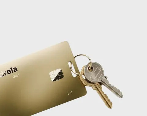 Carte Ondrela dor&eacute;e attach&eacute;e &agrave; un porte-cl&eacute;s
