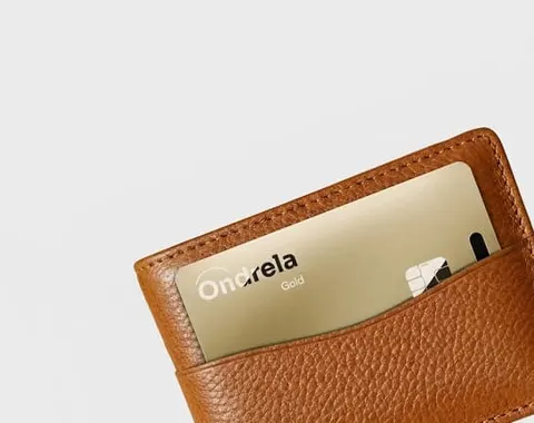 Carte Ondrela dor&eacute;e dans la fente d'un portefeuille en cuir